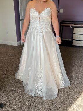 Strapless Lace Sweetheart Neckline Bridal Gown in Ivory